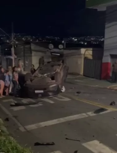 Colisão entre dois carros termina com capotamento no bairro Riacho das Pedras