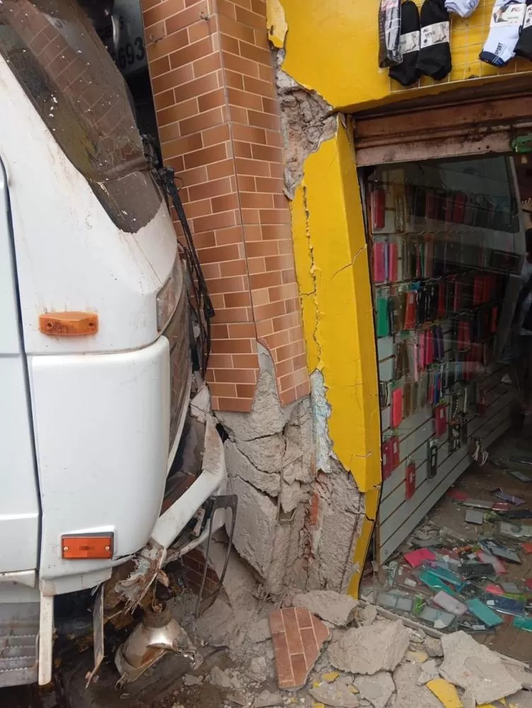 Caminhão desgovernado invade relojoaria e atropela idoso