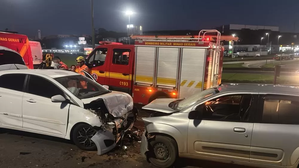 Colisão frontal entre dois carros deixa cinco pessoas feridas na BR-381