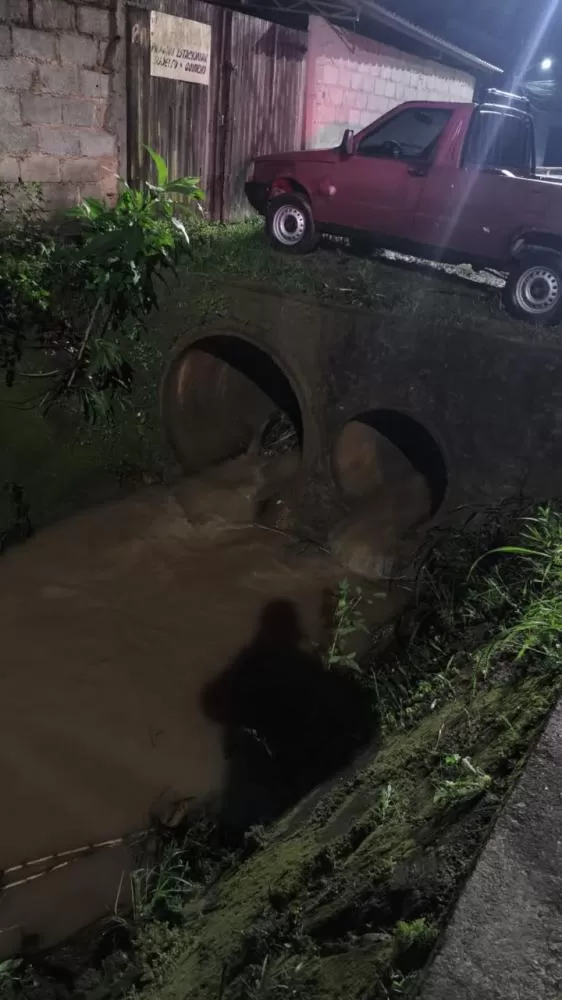 Homem desaparece após ser arrastado pela correnteza durante limpeza de córrego em MG