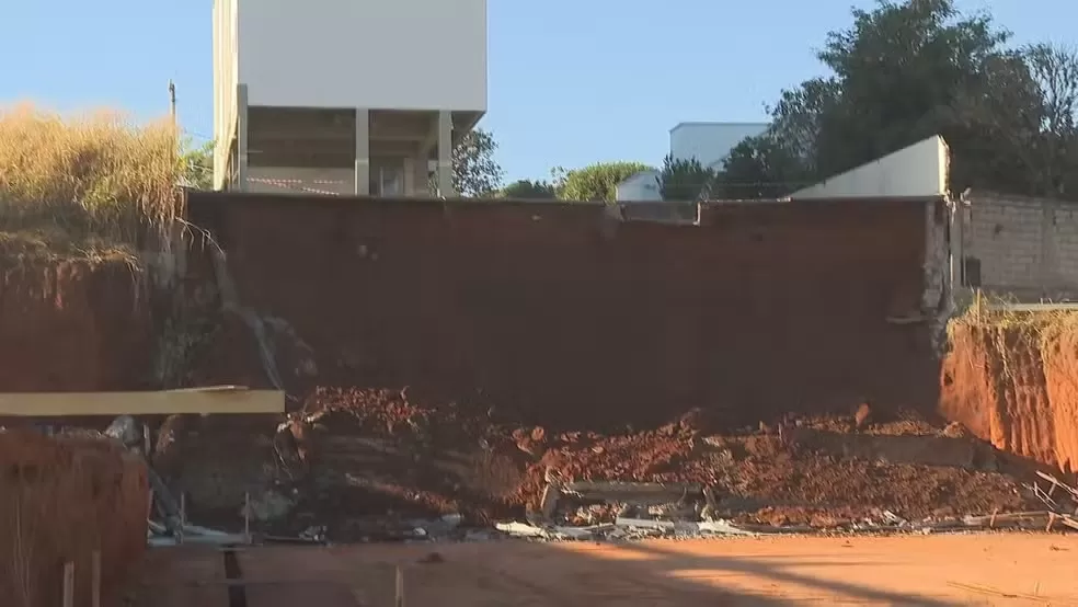 Prédio residencial é interditado após queda de muro de contenção em Pedro Leopoldo