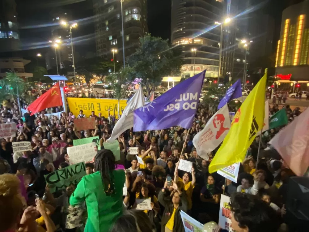 Mulheres protestam em BH contra projeto de lei que penaliza vítimas de estupro