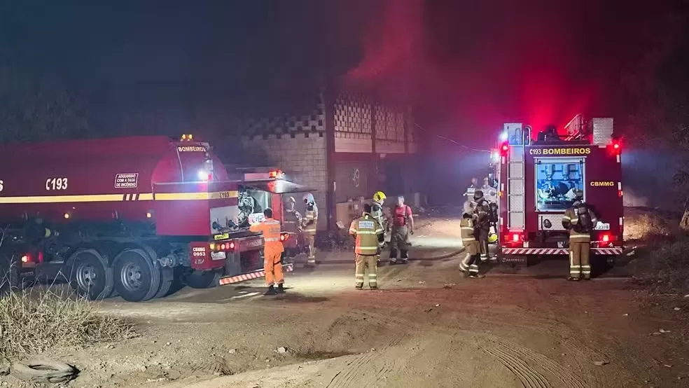 Incêndio destrói galpão de reciclagem em Vespasiano