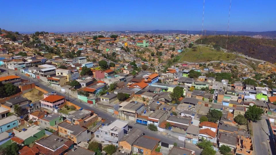 Moradores de Ribeirão das Neves denunciam falta de água há 8 dias