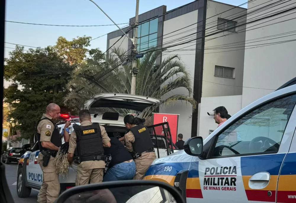 Homem esfaqueia mulher em frente a hotel em Lagoa Santa