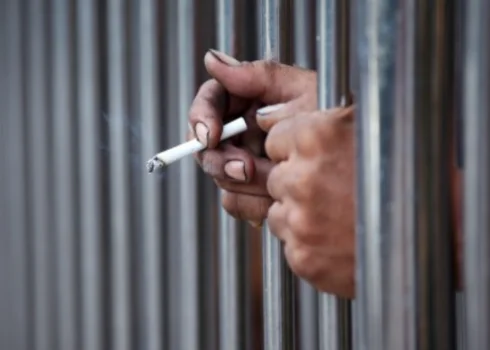 Minas Gerais proíbe entrada de cigarros em unidades prisionais