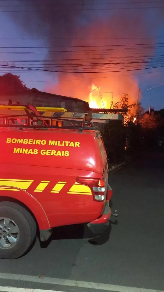 Incêndio de grandes proporções é registrado no bairro Várzea em Lagoa Santa