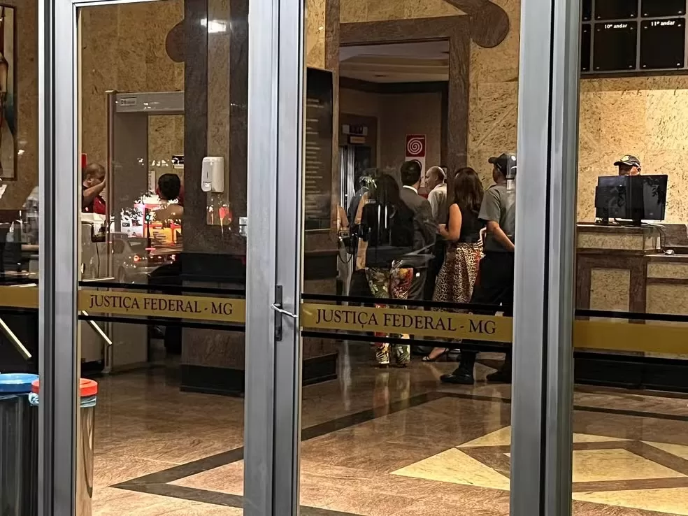 Mulher sofre acidente em elevador desalinhado e tem perna prensada em prédio de BH