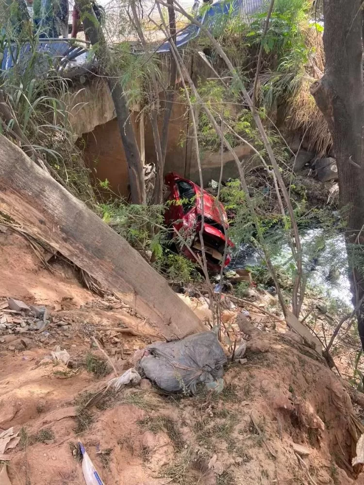 Suspeitos roubam motorista de aplicativo e caem com o veículo dentro de um córrego em Ribeirão das Neves