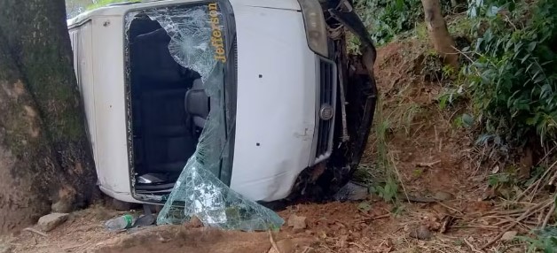 Van escolar cai em barranco e deixa adolescentes feridos em Nova Lima