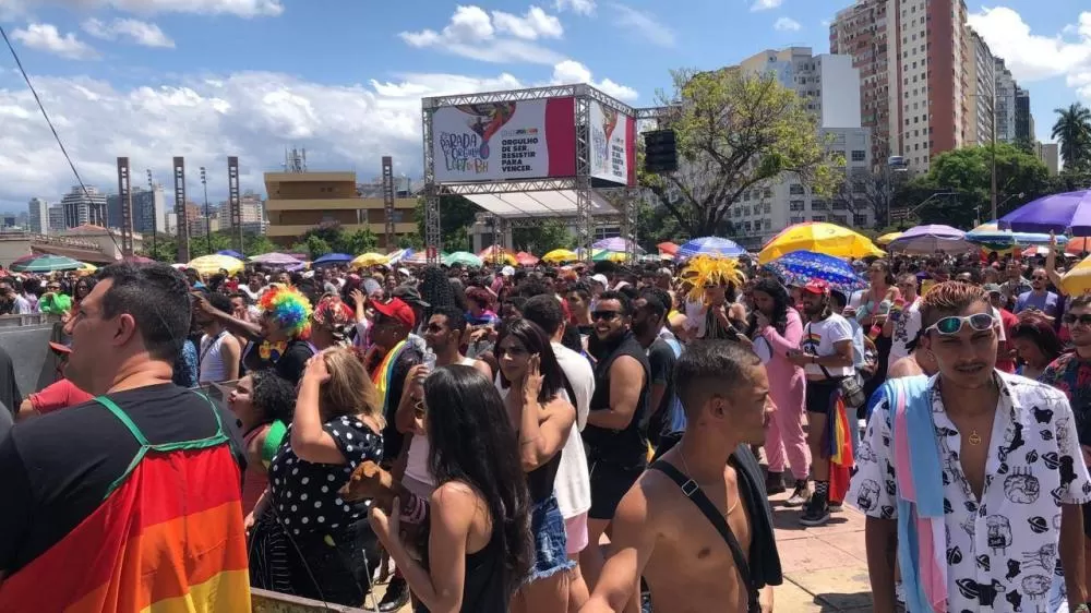 Parada LGBTQIA+ reúne milhares de pessoas em BH