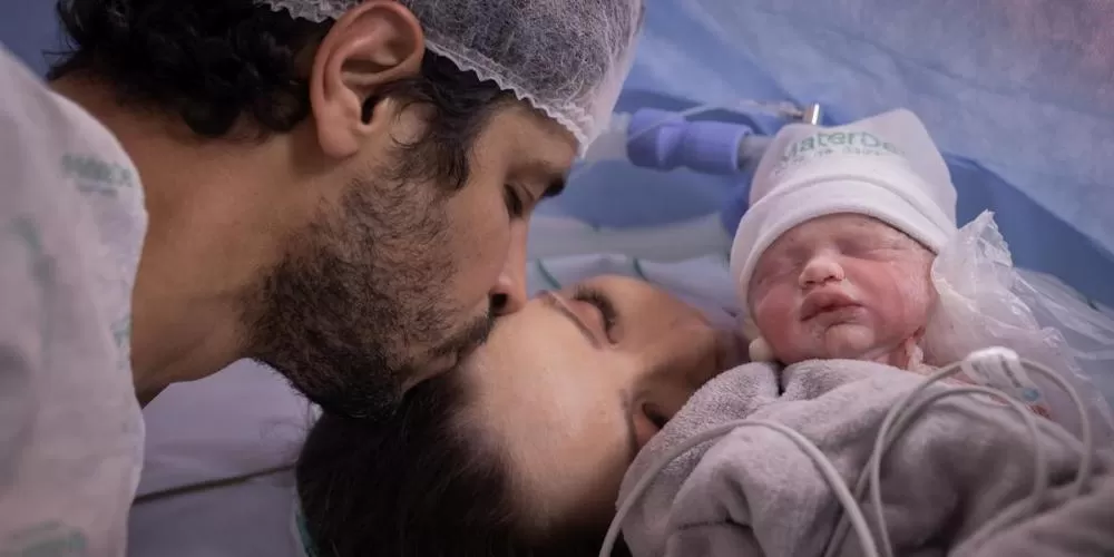 Nasce a filha do ex-zagueiro Léo e da cantora Camila Campos