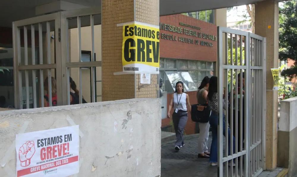 Greve dos servidores da educação: Governo propõe reajuste de 9% em 2025
