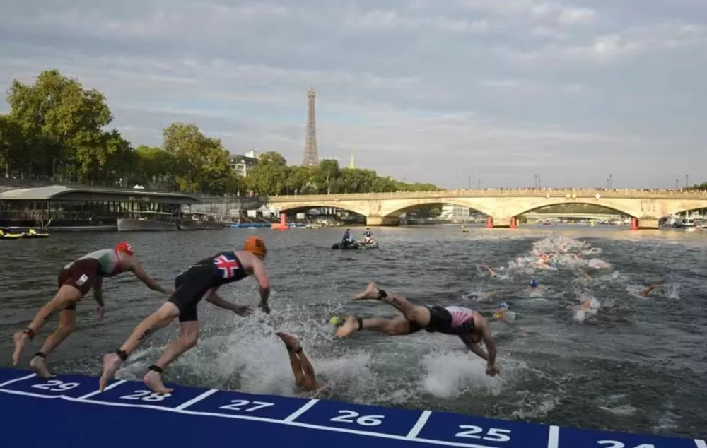 Paris 2024: Atividade do triatlo no Rio Sena é cancelada devido à qualidade da água