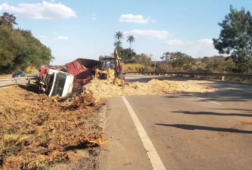 Tombamento de carreta interrompe trânsito na MG-424 em Pedro Leopoldo nesta tarde