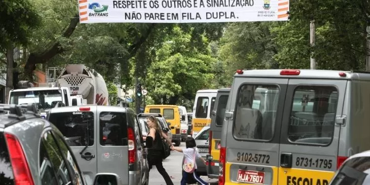 PBH realiza operação especial no trânsito para a volta às aulas em BH