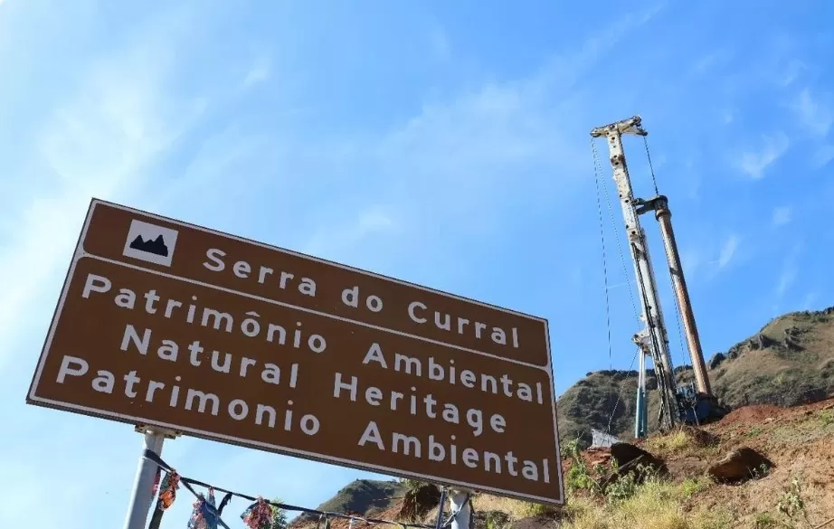 Prefeito de BH vai à justiça contra licença ambiental para mineradora na Serra do Curral