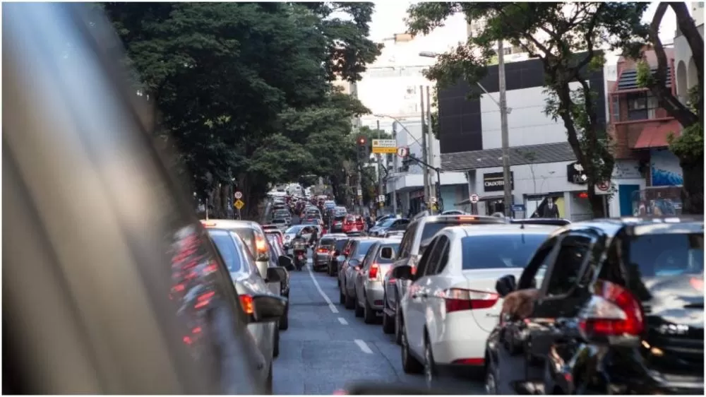 BH se iguala a SP em minutos perdidos parado no trânsito