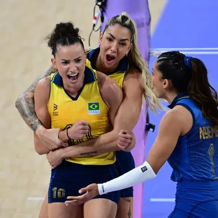 Brasil conquista bronze no vôlei feminino com grande atuação de Gabi
