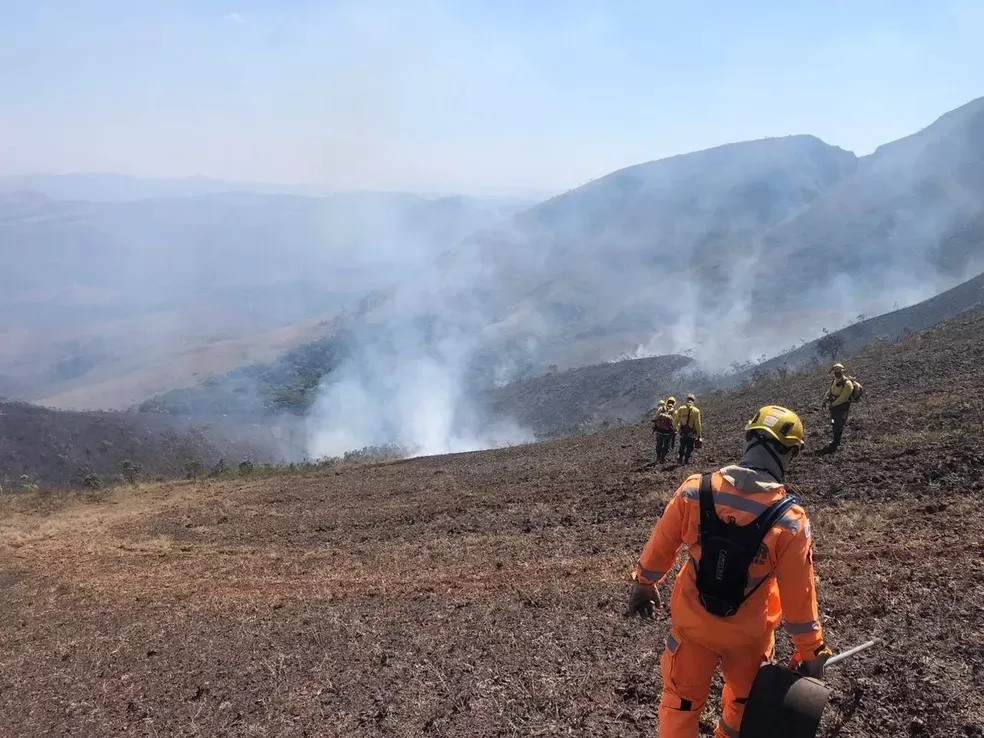 Combate às queimadas em Minas Gerais segue nesta quarta-feira