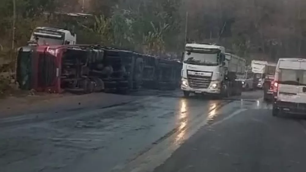 Acidente com carreta bitrem na BR-381 provoca grande congestionamento em Santa Luzia