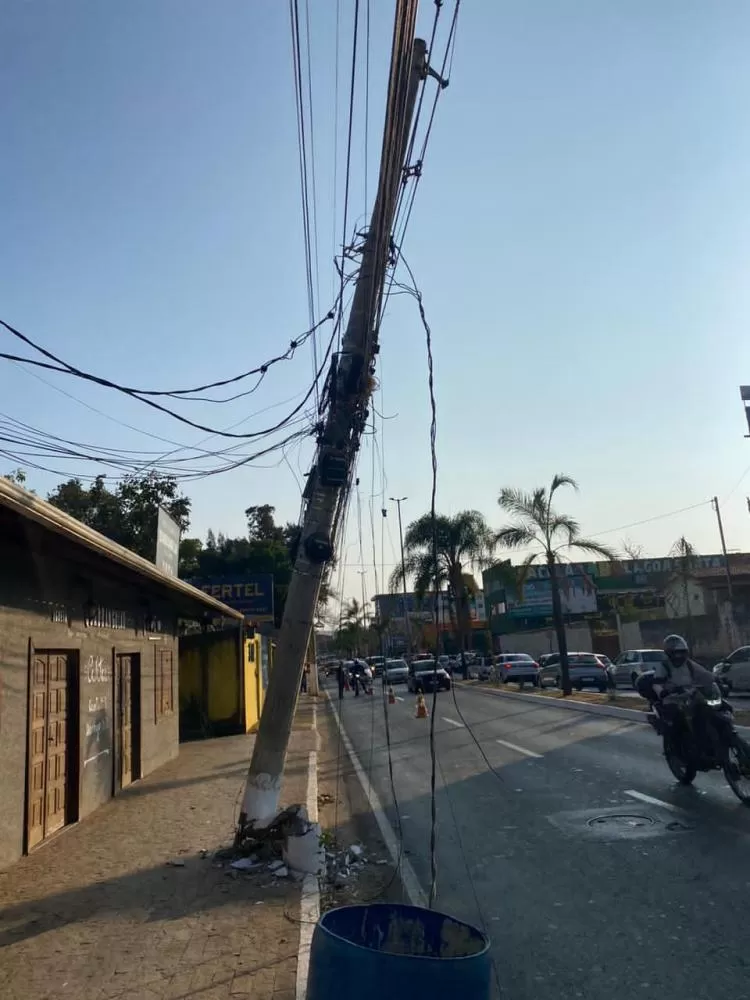Poste caído e cabos no chão interditam parte da Rua Acadêmico Nilo Figueiredo em Lagoa Santa