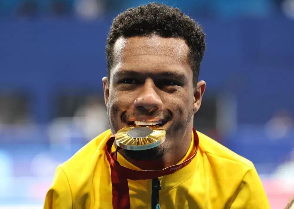 Nadador Gabriel Araújo, de Santa Luzia, conquista 1º ouro do Brasil na Paralimpíada
