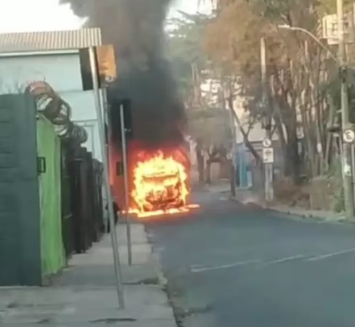 Ônibus fica destruído em incêndio no bairro São Francisco, em BH