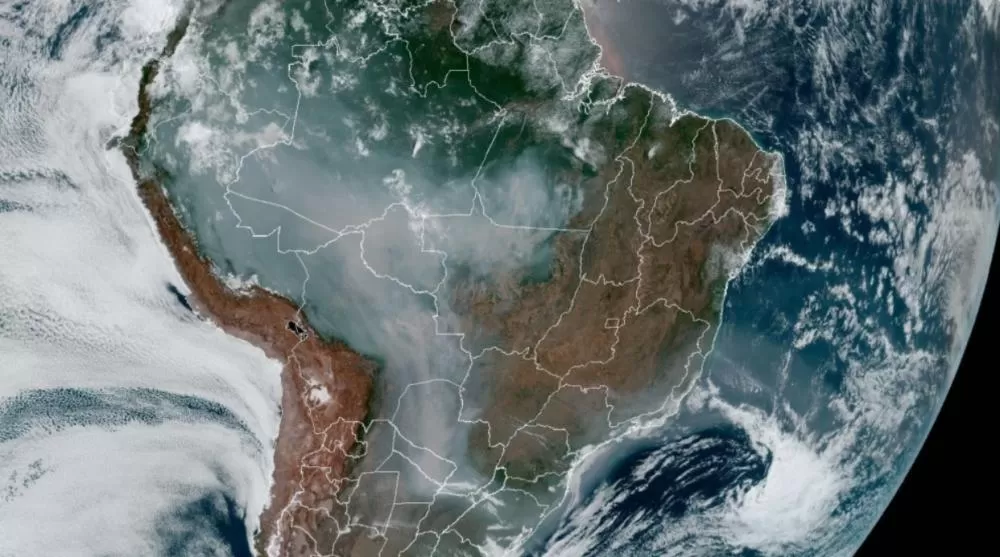 Corredor de fumaça das queimadas amazônicas avança pelo Brasil, atingindo o sul do país