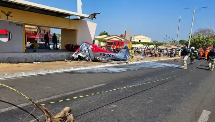 Avião de pequeno porte cai em Teresina e deixa duas pessoas gravemente feridas