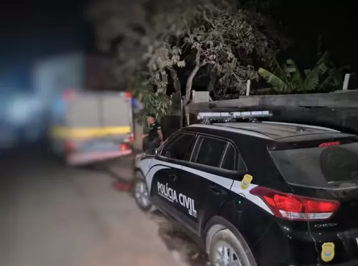 Mulher é suspeita de matar o marido a pedradas e esperar a PM ao lado do corpo enquanto fumava e bebia