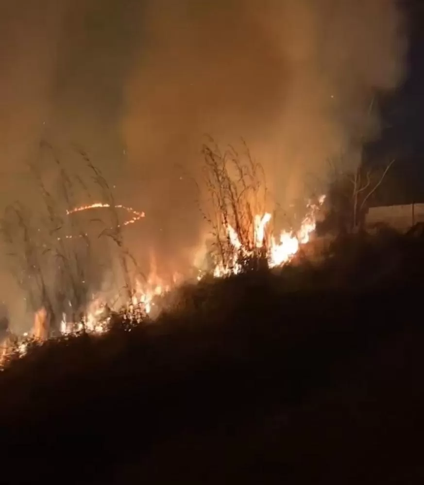 Incêndio ameaça residência e mobilização Defesa Civil em Pedro Leopoldo