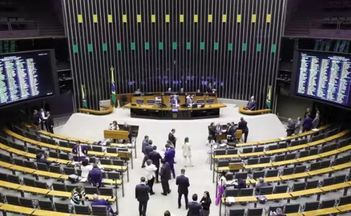 Câmara aprova PL que aumenta pena do crime de feminicídio para até 40 anos