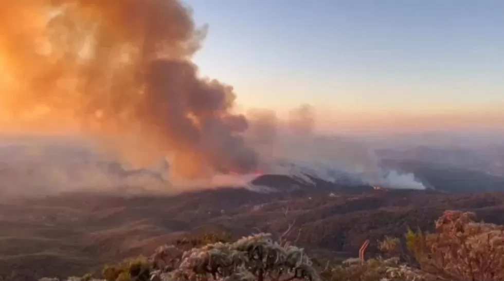 Incêndio de grandes proporções atinge a Serra da Piedade e mobiliza Corpo de Bombeiros