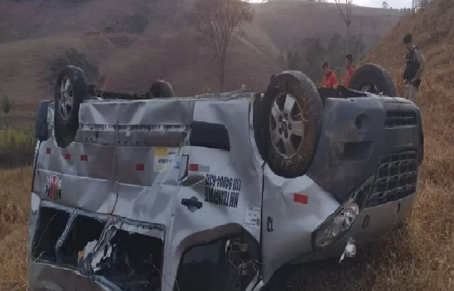 Van que seguia para velório capota na MG-445, deixando dois mortos e 14 feridos 