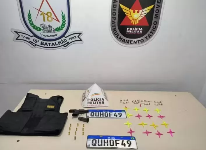 Jovem é preso com colete à prova de balas da PM e adolescente é apreendido com arma em operação contra tráfico na Grande BH