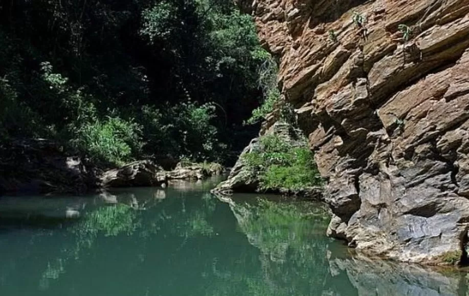 Acidente em cachoeira na Grande BH mobiliza helicóptero para resgate