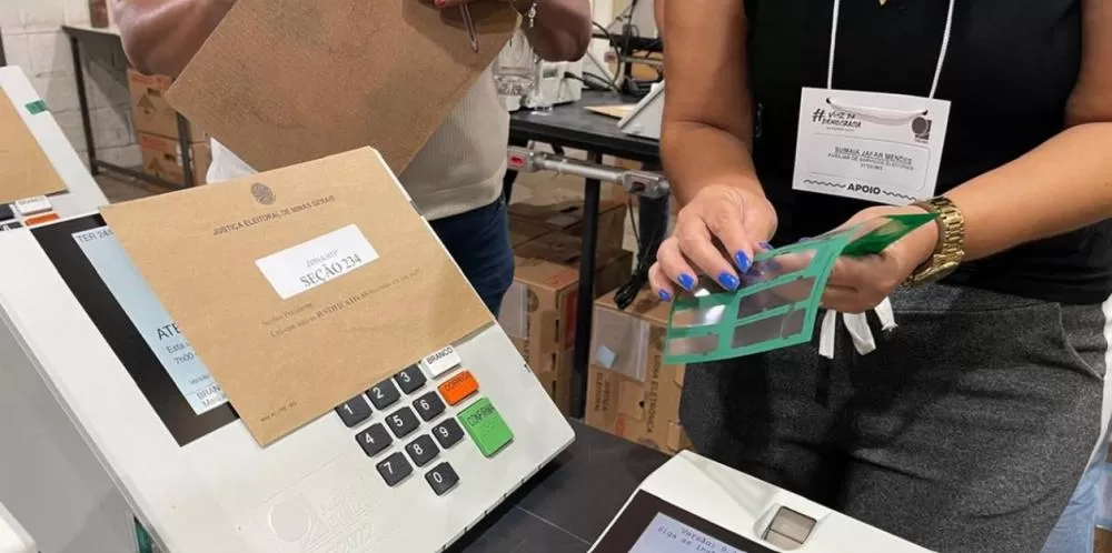 875 urnas eletrônicas recebem carga e lacre para eleições em Belo Horizonte