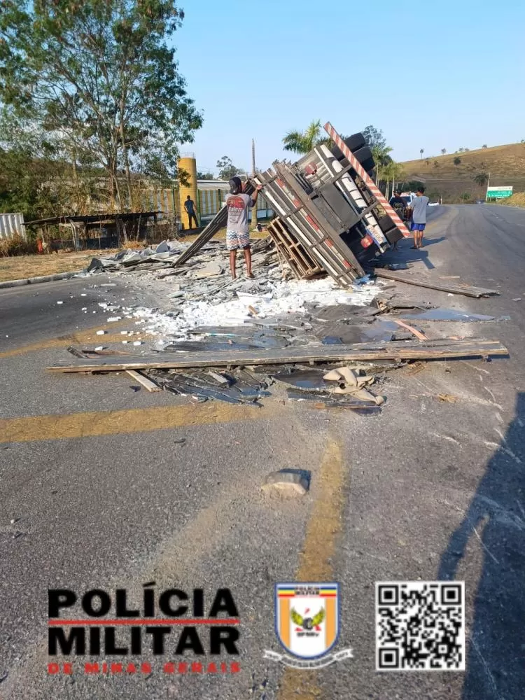 Caminhão carregado de mármore tomba em rodovia MG-424 e carga é saqueada