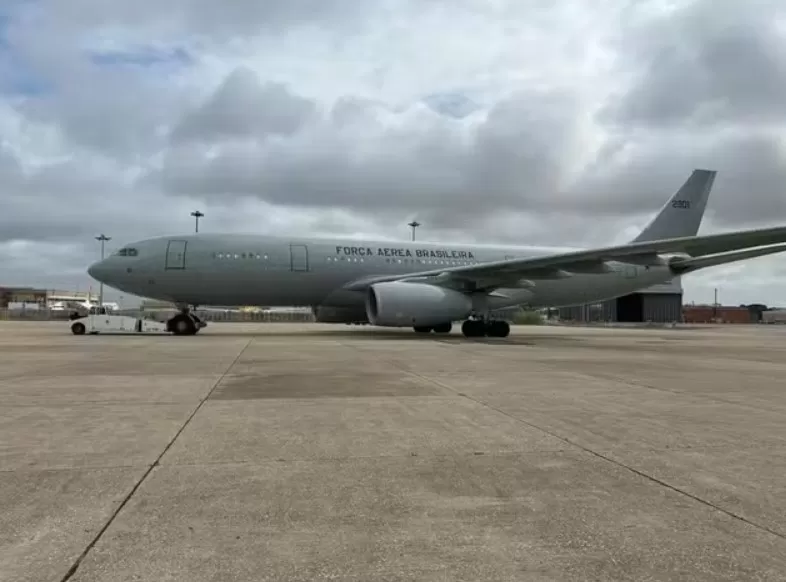 Avião da FAB com brasileiros resgatados no Líbano chega a São Paulo