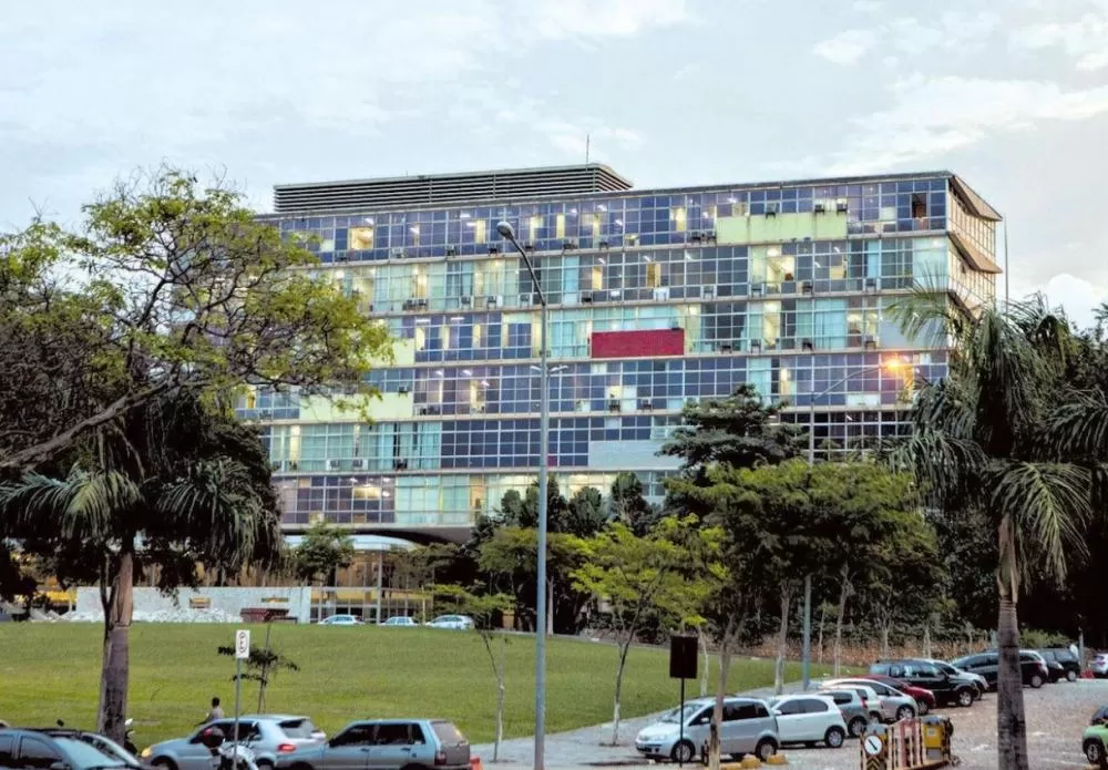 Concurso da UFMG oferece 20 vagas com salários de até R$ 4.556