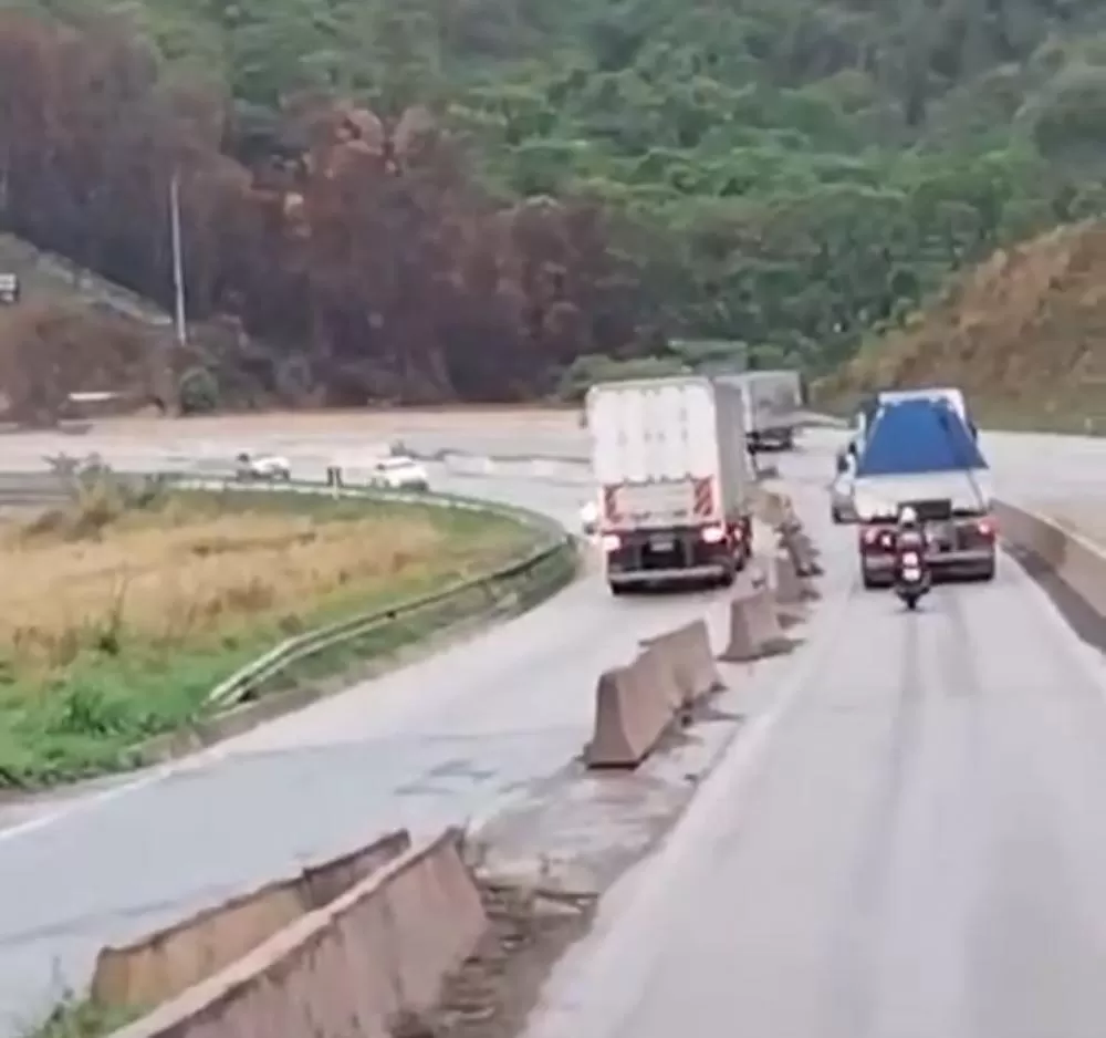 Motorista flagra carreta bitrem descendo na contramão na BR-381 em Caeté