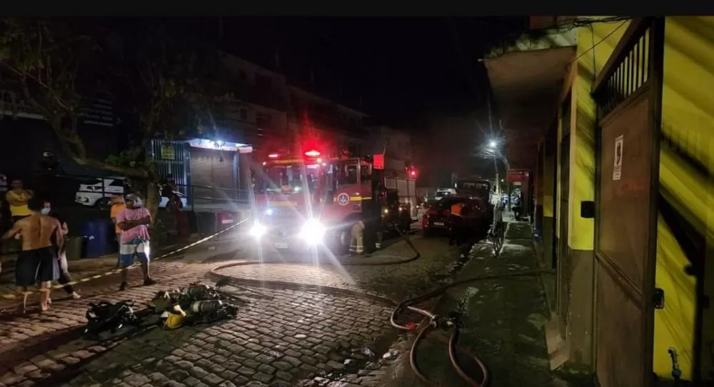 Incêndio de grandes proporções atinge fábrica de tecidos em Minas Gerais; 30 pessoas socorridas