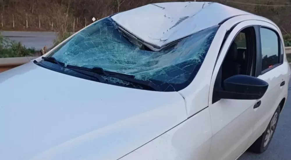 Roda se desprende de veículo e atinge outro carro na MG-424 em São José da Lapa