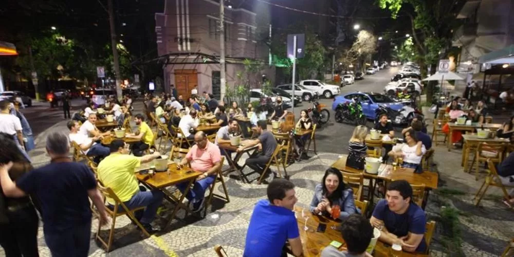 Donos de bares em Belo Horizonte consideram proibir cantar 'parabéns para você' após reclamações de vizinhos