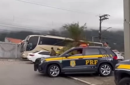 Torcida do Cruzeiro retorna a BH escoltada após emboscada em São Paulo que deixou um morto e 17 feridos