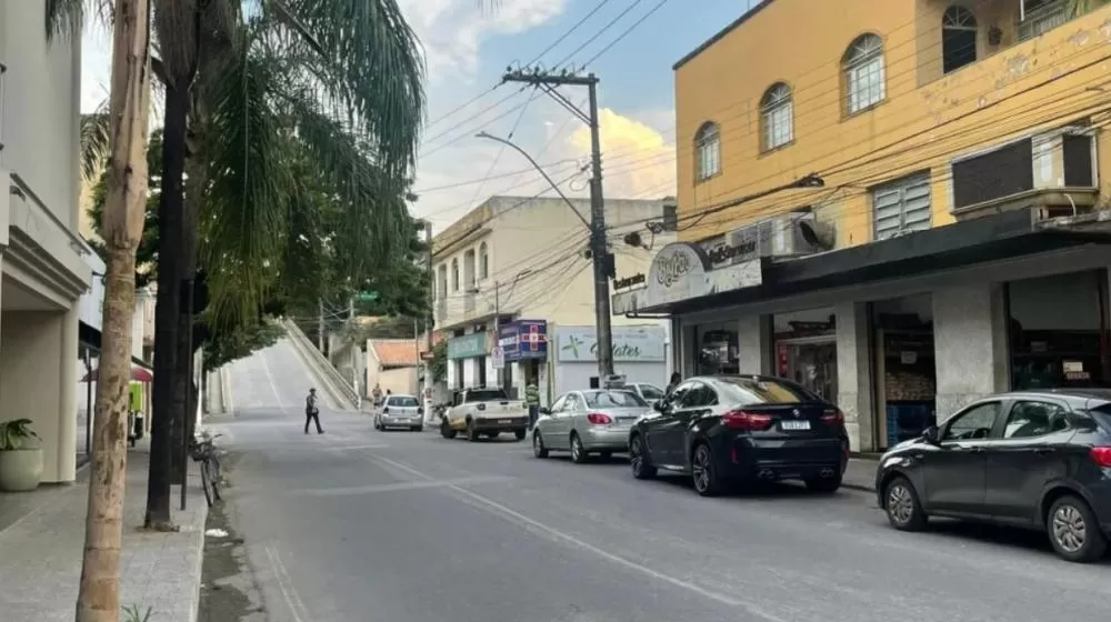 Mulher é esfaqueada por colega dentro de padaria em Pedro Leopoldo
