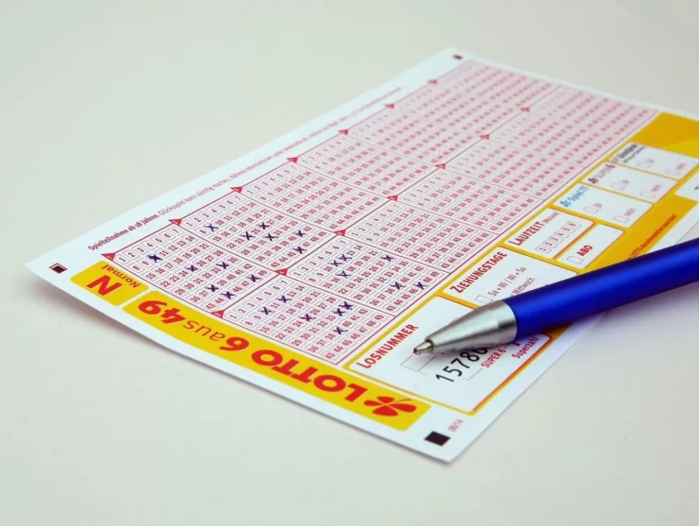 Homem encontra nota de 20 dólares no chão, arrisca na loteria e fatura R$5,7 milhões