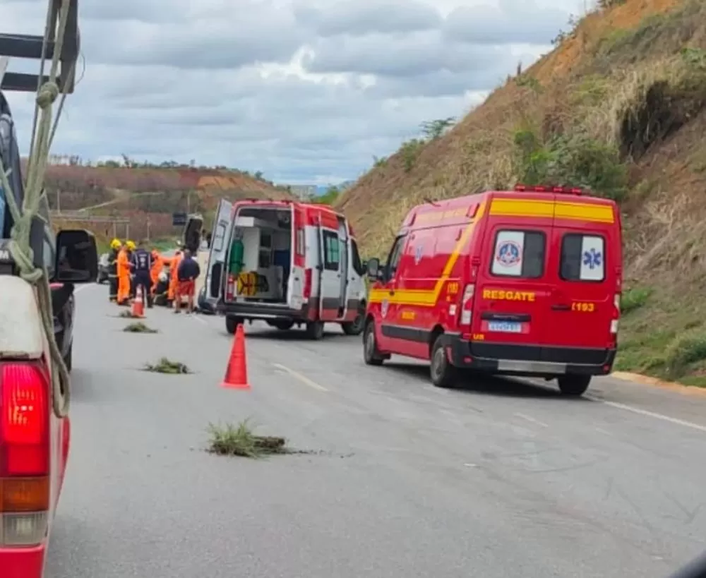 Capotamento de caminhão na LMG-800 deixa vítima presa nas ferragens em Confins