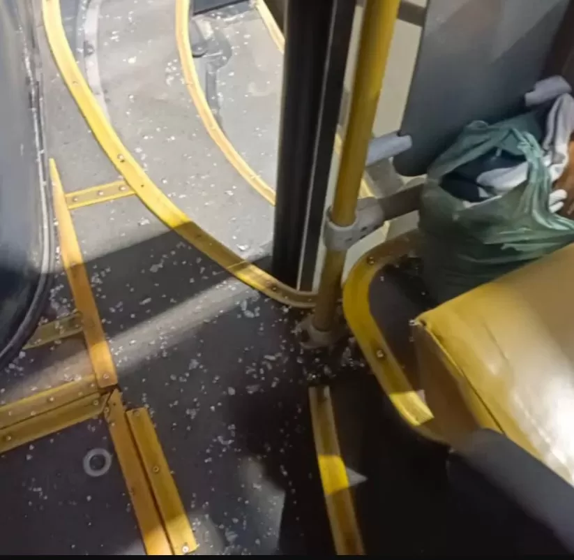 Passageiro quebra vidro de ônibus após discussão sobre pagamento de passagem em Pedro Leopoldo